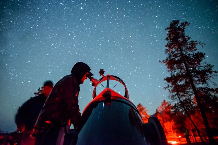 People looking through telescope at Jasper's night sky